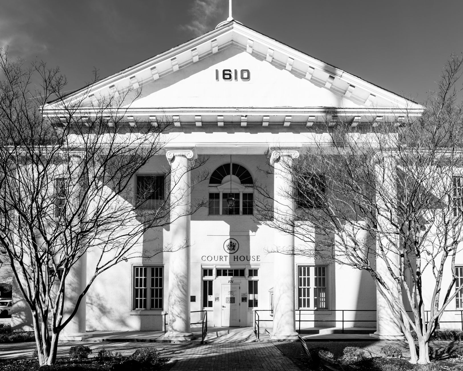 A neoclassical American courthouse with columns, marked Court House